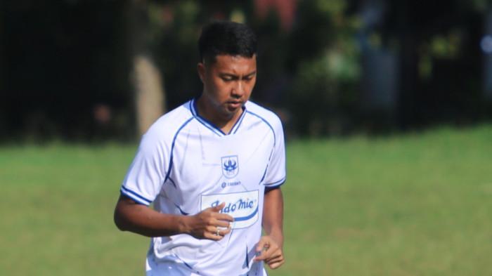 Latihan - Pemain baru PSIS Semarang Gustur Cahyo Putro dalam sesi latihan PSIS di Lapangan Arhanud Semarang, Selasa (2/12/2025)