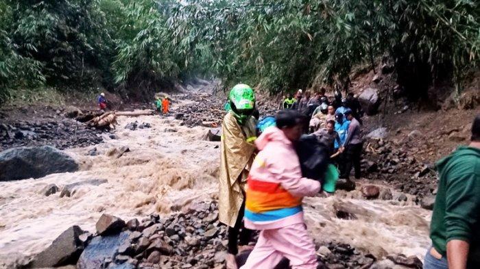 Aksi Heroik AKP Ara Gendong Balita Meniti Sebatang Kayu Lintasi Sungai Saat Longsor Petungkriyono