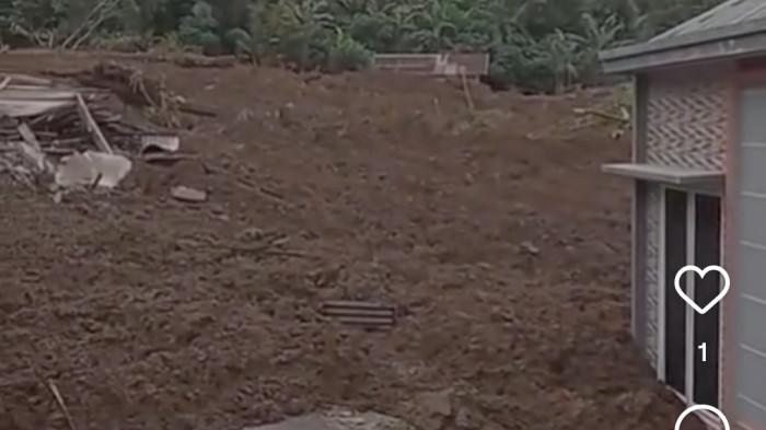 LONGSOR BANJARNEGARA - pergerakan tanah terjadi di Dusun Situkung, Desa Pandanarum, Kecamatan Pandanarum, Kabupaten Banjarnegara Jawa Tengah pada Minggu (16/11/2025) sekitar pukul 13.30 WIB.