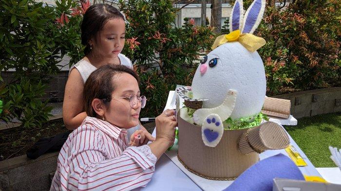 Menghias Telur Raksasa di Easter Festival Harris Hotel Sentraland Semarang