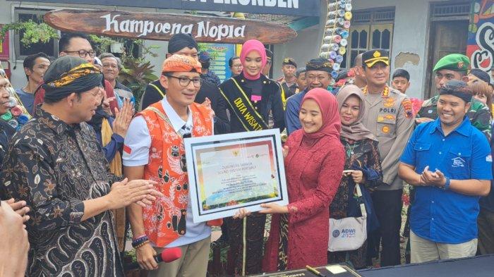 Sandiaga Uno Jajal Bikin Kue Mino Saat Berkunjung ke Desa Wisata Pekunden Banyumas