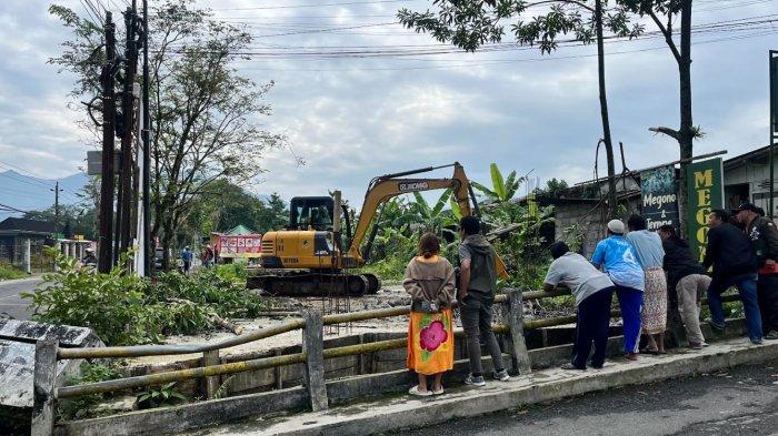 Bangunan Liar di Saluran Sungai Wangan Aji Wonosobo Dihancurkan Secara Mandiri oleh Pemilik
