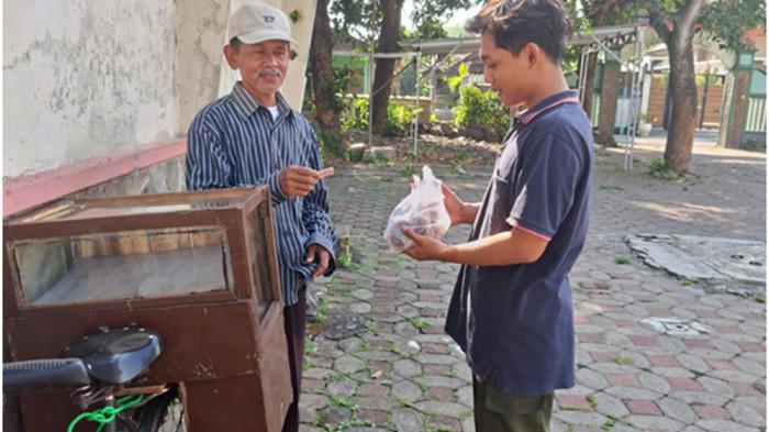 Sudah 20 Tahun Sunarno Jualan Donat Keliling untuk Sekolahkan Tiga Anaknya