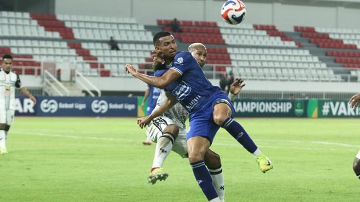 Pemain PSIS Semarang Camilo Sanchez dikawal ketat pemain Persipura Arthur Viera dalam pertemuan kedua tim di Stadion Jatidiri Semarang, Selasa (18/11/2025). Dalam laga tersebut, PSIS dibantai Persipura dengan 4 gol tanpa balas.