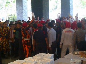 Pendukung Musthofa dan Budiono Nyaris Ricuh