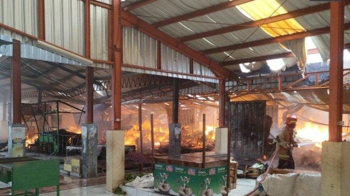 Petugas melakukan pemadaman api di Pasar Ngawen, Blora, Jawa Tengah, Selasa (9/1/2024)