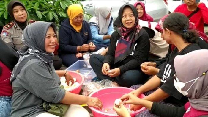 Polisi Bareng Emak-emak Bahu-membahu Penuhi Gizi Korban Banjir