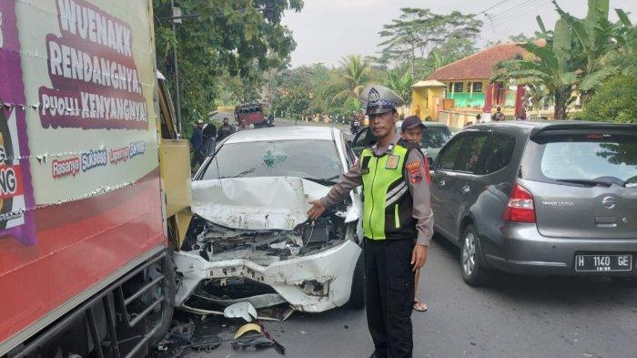 Kecelakaan di Jalan Raya Cilacap - Wangon Libatkan Tiga Kendaraan, 3 Orang Dilarikan ke Rumah Sakit