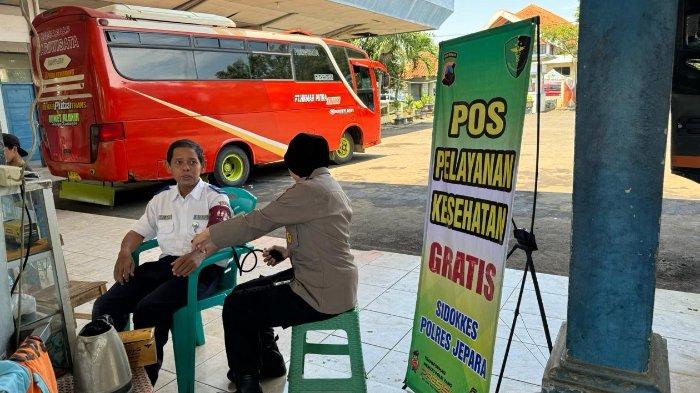 Polres Jepara Beri Layanan Pemeriksaan Kesehatan Gratis saat Mudik Lebaran 2024
