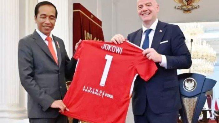 Presiden Jokowi Beri Penghargaan ke Presiden FIFA, Dinilai Berjasa pada Sepak Bola Indonesia
