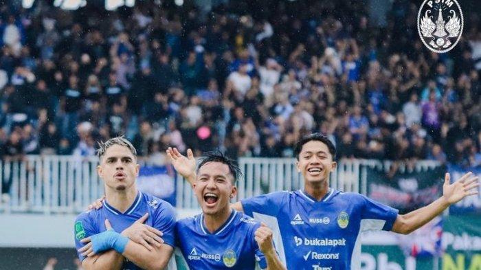 SELEBRASI RAFINHA - Potret memontum selebrasi gol Rafinha dalam laga Liga 2 2024-2025 antara PSIM Yogyakarta Vs PSPS Pekanbaru di Stadion Mandala Krida Yogyakarta, Senin (17/2/2025). Kemenangan PSIM dengan skor 2-1 menjadi penanda jika Laskar Mataram ini dipastikan promosi ke Liga 1 musim depan.