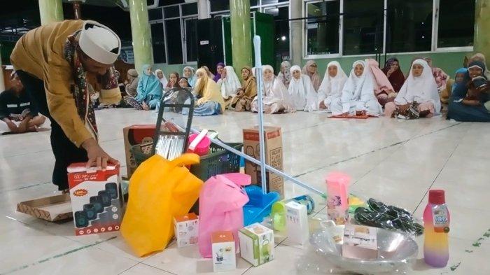 Ratusan Doorprise Diberikan Kepada Warga Cikawung Banyumas yang Tarawih di 10 Hari Terakhir
