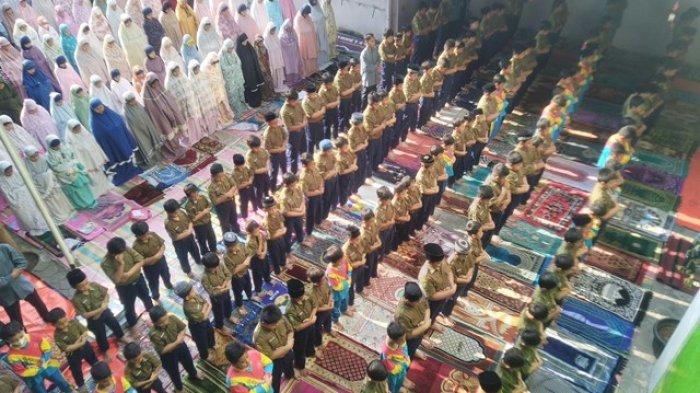 Siswa dan Guru SD Muhammadiyah Birrul Walidain Kudus Kirim Doa ke Palestina Lewat Salat Ghoib