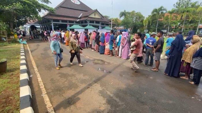 Antrean Panjang, 400 Paket Sembako Diburu Warga di Operasi Pasar Murah Batang