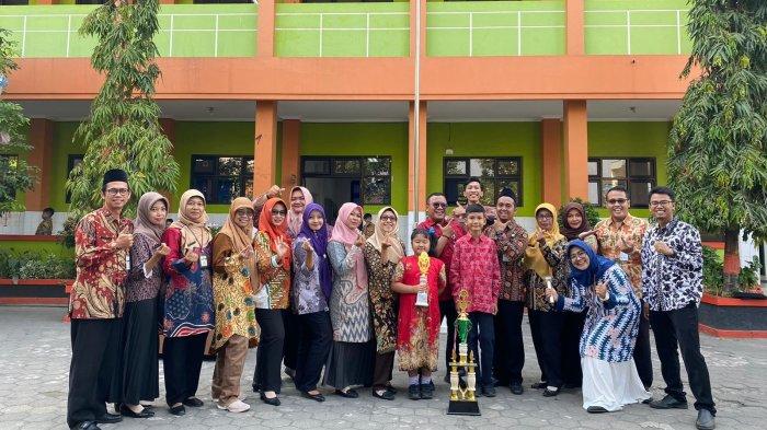 Peringati Hari Batik Nasional, Pelajar dan Tenaga Pendidik Kudus Kenakan Batik Serentak
