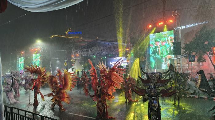 SNC 2026 - Hujan deras yang disertai petir tidak menyurutkan kemeriahan Semarang Night Carnival (SNC) 2026 di depan Balaikota Semarang, Sabtu (2/5/2026) malam. Di tengah guyuran hujan, para peserta tetap tampil total, menari dan berparade dengan kostum warna-warni di depan Balaikota.