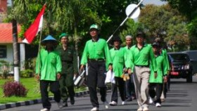 Musthofa Menang, Sembilan Warga Jalan Kaki ke Pendopo Kudus
