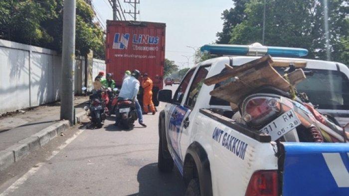 BREAKING NEWS : Pemotor Tabrak Truk Ekspedisi di Bahu Jalan Jalur Pantura Semarang