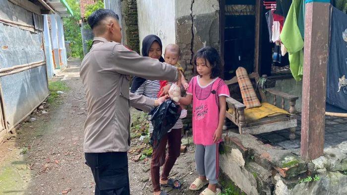 Polisi Ternak Ayam, Aiptu Marjoko dari Polres Pemalang Berbagi Telur untuk Warga Kurang Mampu