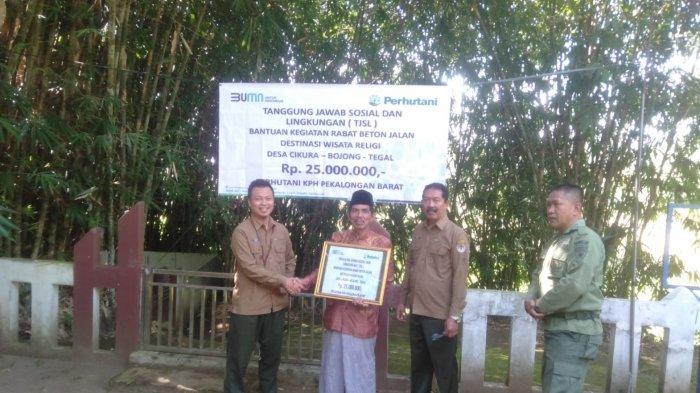 Perhutani KPH Pekalongan Barat Beri Bantuan Pengerasan Jalan Wisata Religi Desa Cikura Tegal