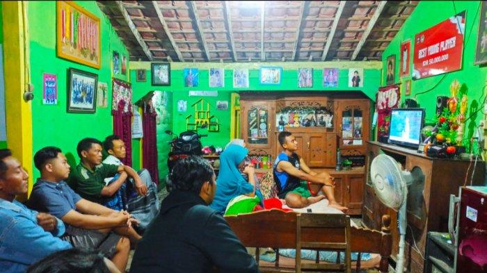 Leg Kedua Indonesia Vs Singapura, Kakak Arhan di Blora: Gelar Proyektor di Depan Rumah