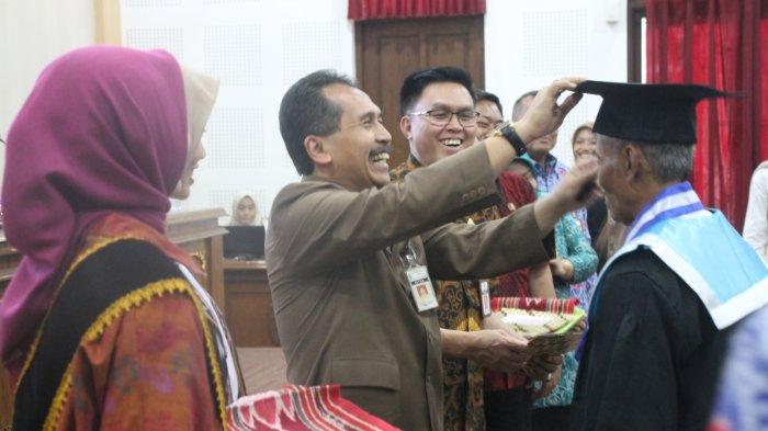 Tak Mau Kalah dengan Mahasiswa, Puluhan Lansia di Jepara Ikut Wisuda