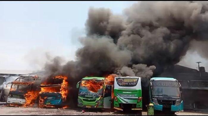 Kebakaran Hanguskan 5 Bus di Garasi, Diduga karena Korsleting saat Perbaikan