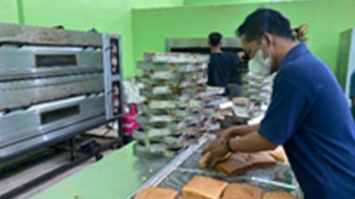 Toko Roti Sajiyem di Jalan Jetis, RT 01/RW 09, Dusun III, Blimbing, Kecamatan Gatak, Kabupaten Sukoharjo