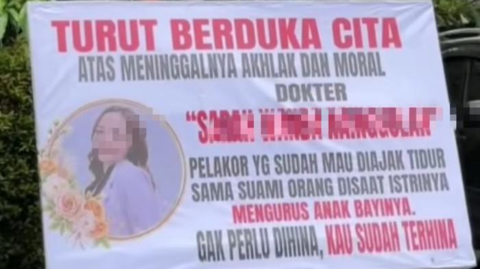Viral Dokter SWN Dikirim Papan Bunga Memalukan di Hari Wisuda, Dituding Pelakor