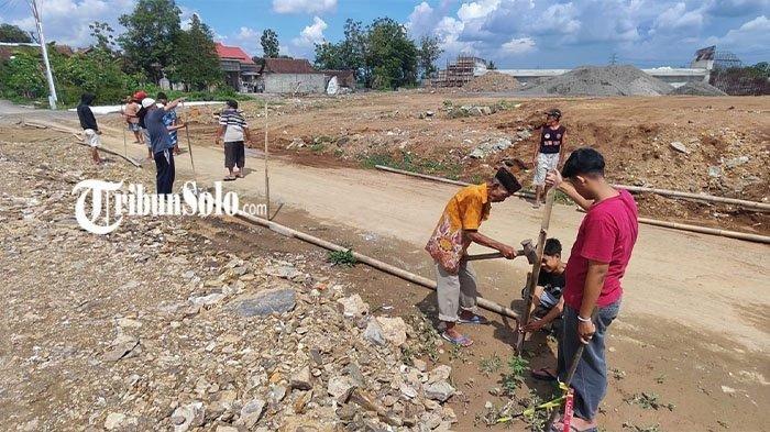 Ini Penyebabnya, Warga Slametan Klaten Kompak Pasang Patok Batas Jalan Proyek Tol Solo-Jogja