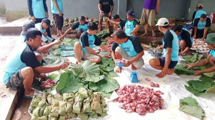 Terus Dilakukan, Ini Alasan Warga Ajibarang Banyumas Bungkus Daging Kurban dengan Daun Jati