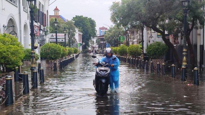 Cara Edi Ambil Ikan di Pasar Kobong saat Kota Lama Semarang Terendam Banjir, Warga Pilih Putar Balik