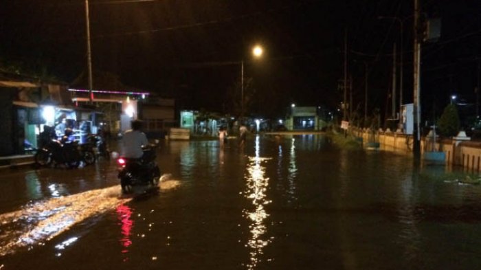 Warga masih Berjaga-jaga Antisipasi Air Rob Naik ke Permukiman di Pekalongan Utara