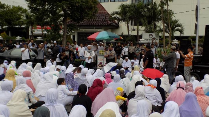 VIDEO Suasana Salat Asar di Trotoar Jalan Pahlawan Saat Aksi Damai 212