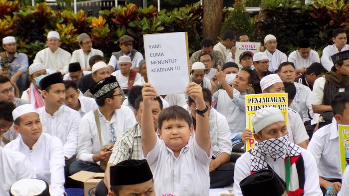 Aksi Damai di Jalan Pahlawan Kota Semarang Tuntut Ahok Segera Ditahan