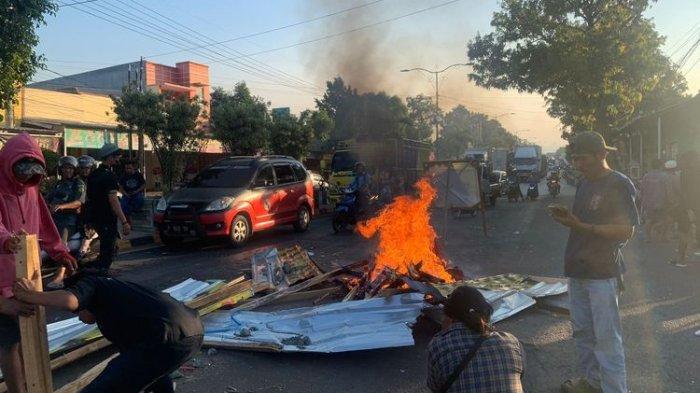 Warga Gelar Aksi Protes Bakar Kayu di Tengah Jalan Rusak yang Tak Kunjung Diperbaiki