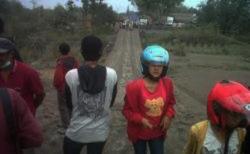 Penasaran Lahar Kelud, Warga Puncu Malah Dekati Aliran Lahar