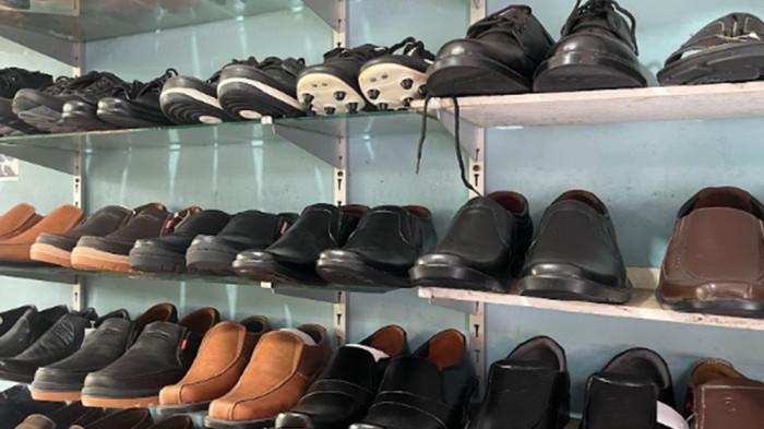Aneka produk sepatu dan sandal Bosston homemade  di Jalan Puspowarno Selatan 2 No.48, Kota Semarang