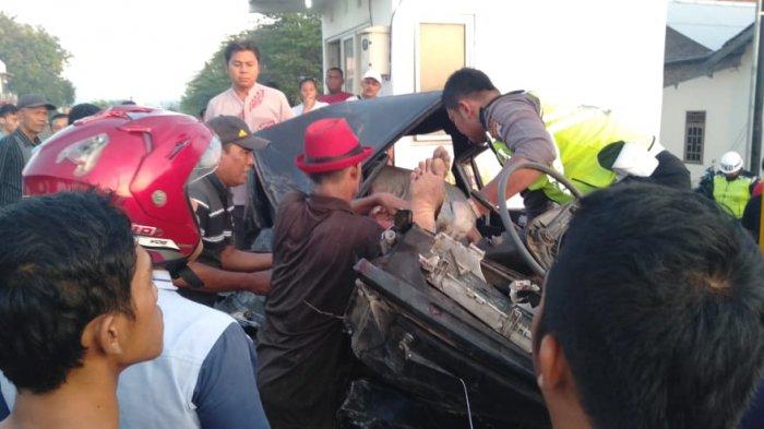 Mobil Shodikin Terseret 300 Meter saat Tertemper Kereta Api Barang di Demak