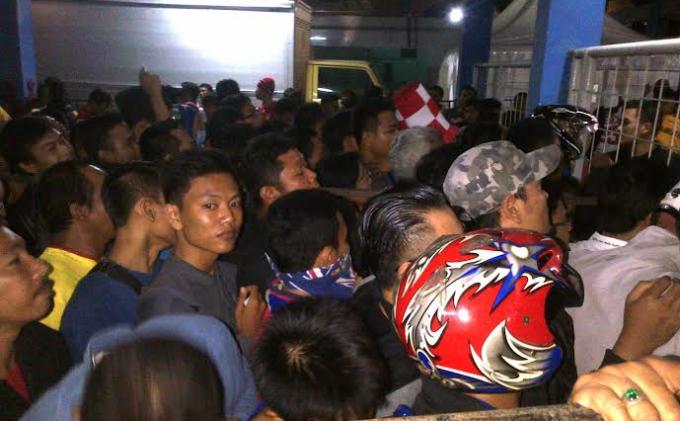 Tono Berdesakan Kesulitan Masuk Stadion Jatidiri Malam Ini