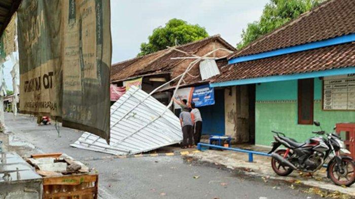 Agus Kaget Atap Rumahnya di Kebakkramat Berantakan Diterjang Angin