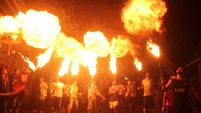 Atraksi Api Meriahkan Pawai Keliling Warga Bandungan Menyambut Lebaran
