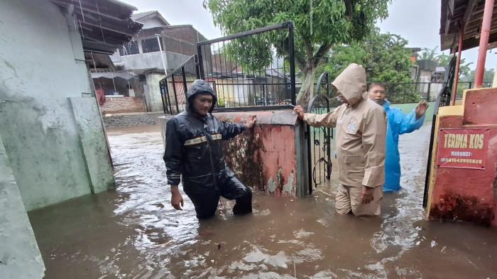 BANJIR - Petugas melakukan pemantauan lapangan di lokasi banjir yang melanda permukiman dampak luapan Sungai Kranji, Kelurahan Kranji, Purwokerto Timur, Banyumas, Selasa (11/11).