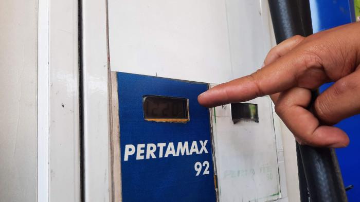 Petugas menunjukan meteran penjuakan BBM nonsubsidi di SPBU Sultan Agung Semarang