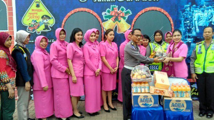 Berikan Semangat, Bhayangkari Kunjungi Personel di Pospam Brexit