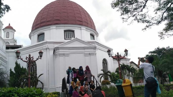 Beberapa orang sedang foto dengan background Gereja Benduk, Kawasan Kota Lama Semarang.