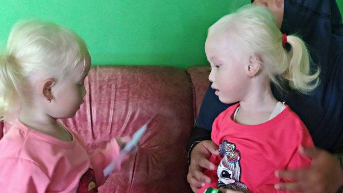 Nadya dan Nadira saat bermain dengan ibundanya di Wonogiri. 