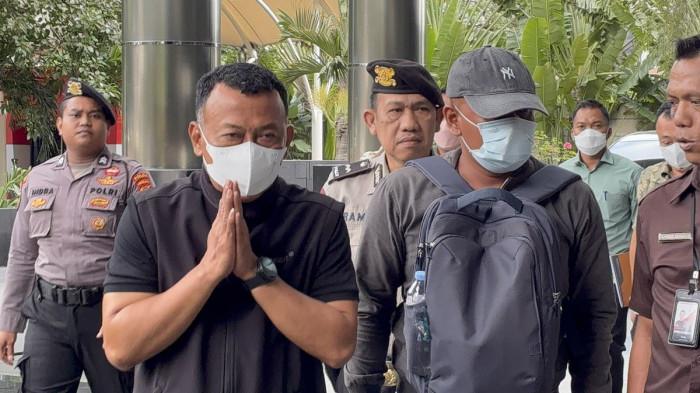 TERSANGKA SUAP - Bupati Ponorogo Sugiri Sancoko mengatupkan tangan saat tiba di Gedung Merah Putih, Jakarta, pada Sabtu (8/11) usai terjaring dalam operasi tangkap tangan (OTT) di Ponorogo, pada Jumat (7/11).