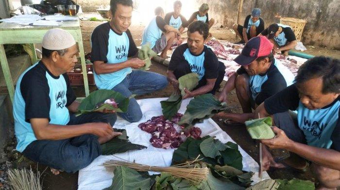 Hindari Kantung Plastik, Warga di Banyumas Ini Gunakan Daun Jati untuk Pembungkus Daging Kurban
