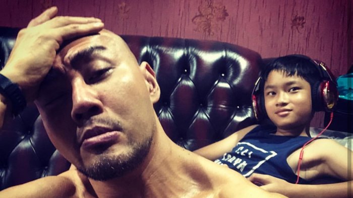 Deddy Corbuzier Suruh Anaknya Cicipi Minuman Beralkohol dan Rokok saat Berusia 5 Tahun
